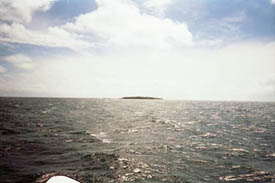 Ovan: Green Island (på avstånd)