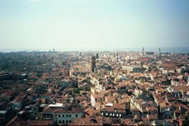 Utsikt från Kampanilen över Venedigs 
tätt byggda hus
